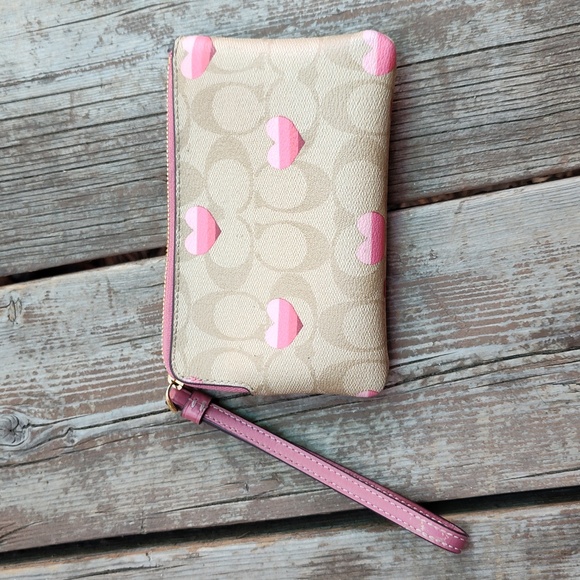 Coach Heart 💖 Clutch - Picture 2 of 12